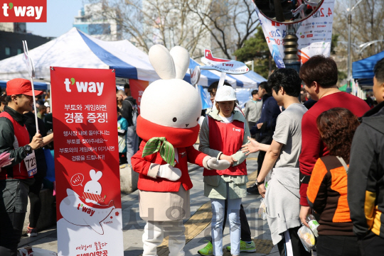 티웨이항공 마스코트인 부토가 대구 국제마라톤 대회가 열린 2일 대구 시민들과 악수를 하고 있다./사진제공=티웨이항공