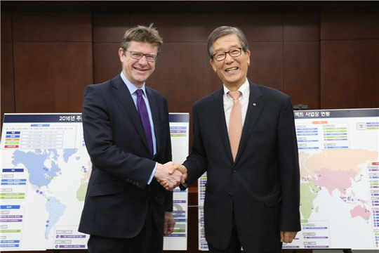 이동걸(오른쪽) 산업은행 회장이 5일 서울 여의도 산업은행에서 그렉 클라크 영국 기업·에너지·산업전략부 장관과 만나 악수를 나누고 있다./사진=산업은행