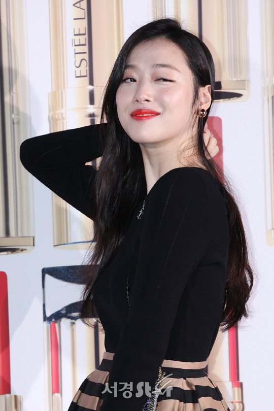 설리가 5일 오후 서울 강남구 K현대미술관에서 열린 모 뷰티 브랜드 립스틱 론칭 행사에 참석해 포토타임을 갖고 있다.