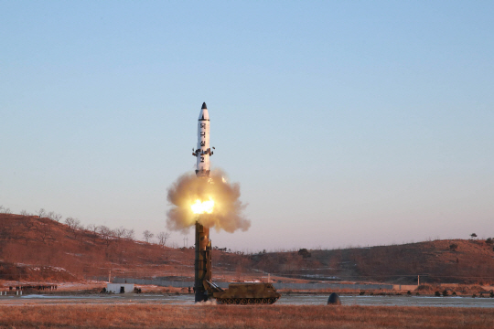 지난 2월 북한 조선중앙통신이 보도한 중장거리탄도미사일(IRBM) ‘북극성 2형’ 시험발사 모습.  /연합뉴스