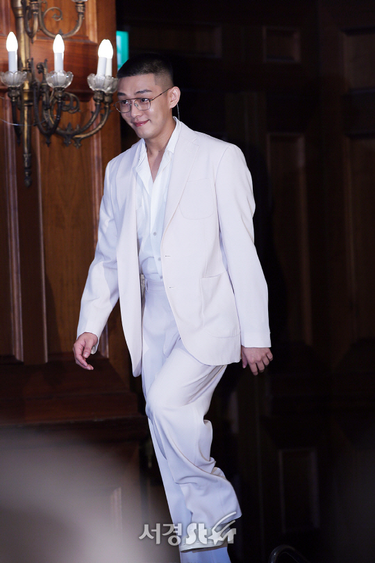 배우 유아인이 5일 오후 서울 강남구 임피리얼 팰리스 호텔에서 진행된 tvN 새 금토드라마 ‘시카고 타자기’ 제작발표회에 참석하고 있다.