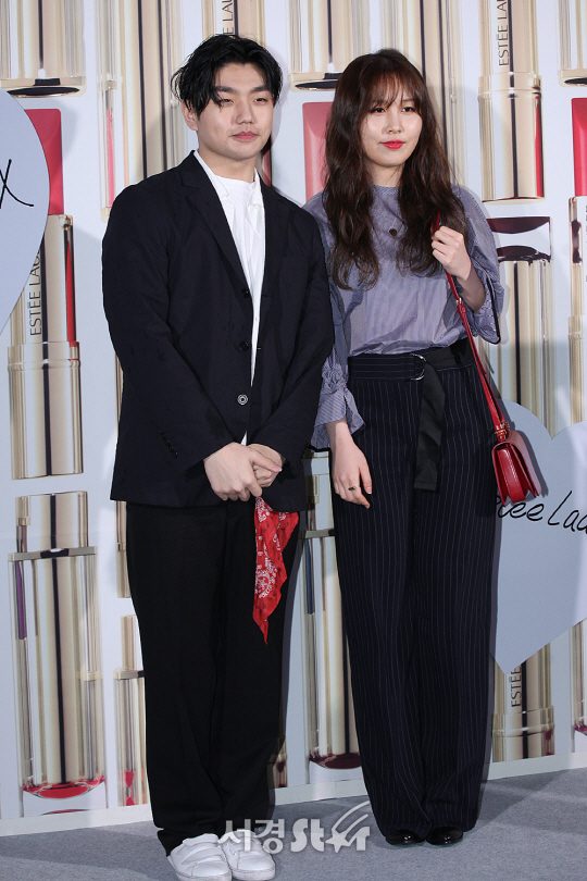 샘김과 권진아가 5일 오후 서울 강남구 K현대미술관에서 열린 글로벌 뷰티 브랜드 ‘에스티 로더’ 립스틱 컬렉션 론칭 행사에 참석해 포토타임을 갖고 있다.