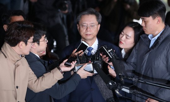 우병우 전 청와대 민정수석비서관이 6일 오전 서울 서초구 서울중앙지검에 마련된 검찰 특별수사본부에 피의자 신분으로 출석하고 있다. 검찰 특별수사팀, 박영수 특별검사팀 수사에 이어 세 번째 수사기관 소환이다. 우 전 수석은 ‘박근혜-최순실 게이트’ 연루자 중 사실상 마지막 남은 주요 인물이다. / 연합뉴스