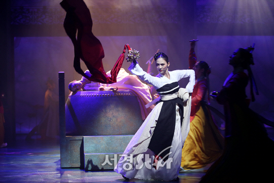 배우 이고운이 6일 오후 서울 중구 정동극장에서 진행된 연극 ‘련蓮, 다시 피는 꽃’ 프레스콜에서 시연을 하고 있다.