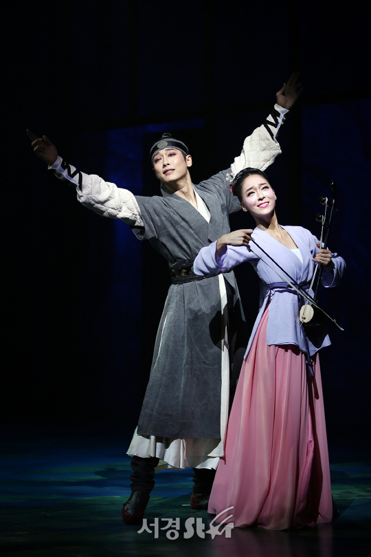 배우 저닌홍과 조하늘이 6일 오후 서울 중구 정동극장에서 진행된 연극 ‘련蓮, 다시 피는 꽃’ 프레스콜에서 시연을 하고 있다.