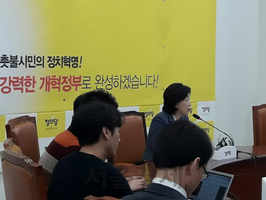6일 심상정(오른쪽에서 첫번째) 정의당 대통령 후보가 국회 당대표실에서 열린 기자간담회에서 발언하고 있다.