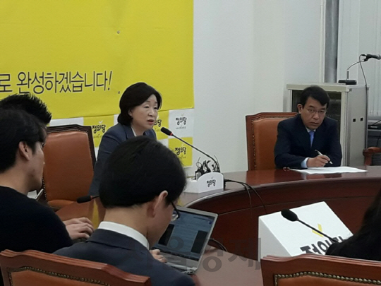6일 심상정(오른쪽에서 두번째) 정의당 대통령 후보가 국회 당대표실에서 열린 기자간담회에서 발언하고 있다.