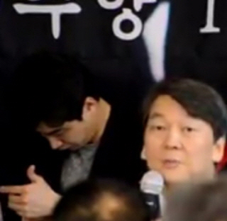 지난 3월 전북에서 열린 ‘천년의 숲’ 포럼 행사에서 한 청년이 안철수 전 대표의 대담 중 핸드폰을 만지고 있다. /동영상캡처