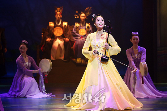 배우 조하늘이 6일 오후 서울 중구 정동극장에서 진행된 연극 ‘련蓮, 다시 피는 꽃’ 프레스콜에서 시연을 하고 있다.