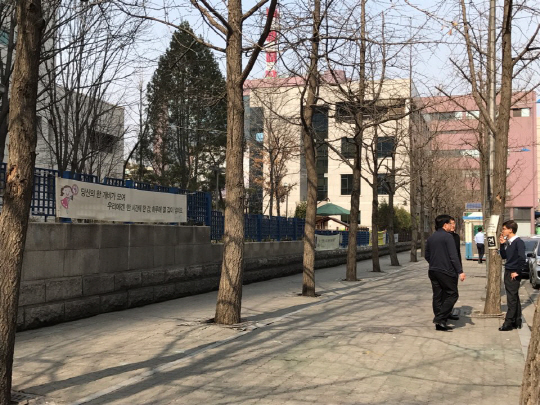 지난 3일 서울 영등포구 여의도에 있는 한 어린이집 뒤편에서 흡연자들이 담배를 피우고 있다. /박우인기자