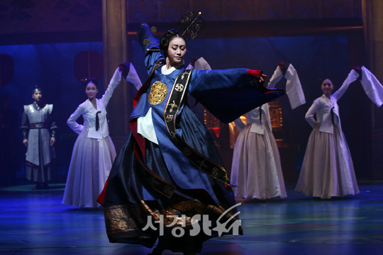 배우 박진경이 6일 오후 서울 중구 정동극장에서 진행된 연극 ‘련蓮, 다시 피는 꽃’ 프레스콜에서 시연을 하고 있다.