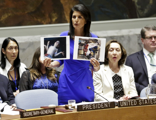 니키 헤일리 유엔주재 미국 대사가 5일(현지시간) 미국 뉴욕 유엔본부에서 시리아 화학무기 공격 희생자들의 사진을 들어보이고 있다. /뉴욕=AP연합뉴스