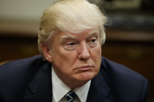 <YONHAP PHOTO-0926> FILE - In this Tuesday, March 28, 2017, file photo, President Donald Trump listens during a meeting with the Fraternal Order of Police, in the Roosevelt Room of the White House in Washington. Trump says that the United States is prepared to act alone if China does not take a tougher stand against North Korea???s nuclear program. (AP Photo/Evan Vucci, File)/2017-04-03 06:12:09/<저작권자 ⓒ 1980-2017 ㈜연합뉴스. 무단 전재 재배포 금지.>