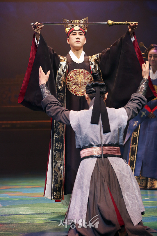 배우 이혁이 6일 오후 서울 중구 정동극장에서 진행된 연극 ‘련蓮, 다시 피는 꽃’ 프레스콜에서 시연을 하고 있다.