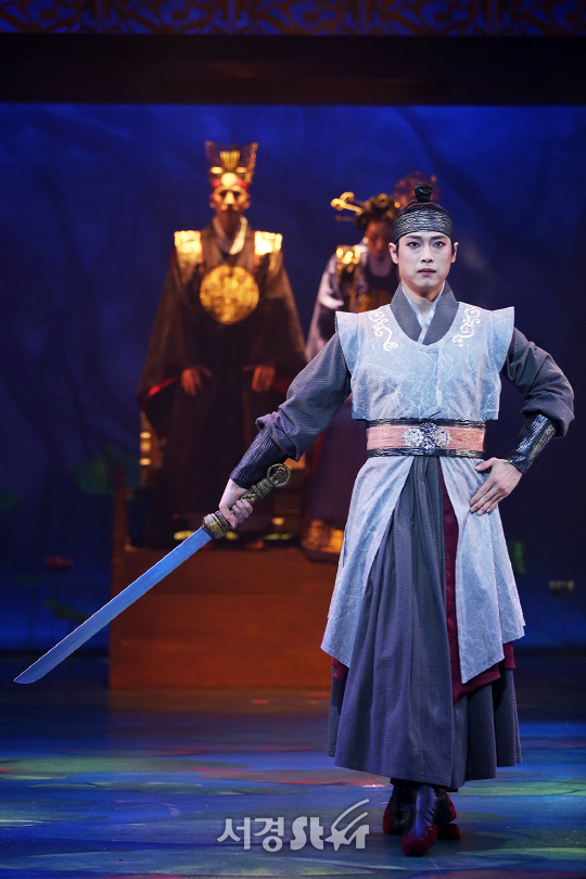 배우 전진홍이 6일 오후 서울 중구 정동극장에서 진행된 연극 ‘련蓮, 다시 피는 꽃’ 프레스콜에서 시연을 하고 있다.