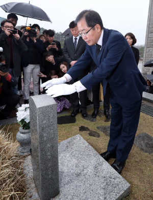 홍준표 자유한국당 대선후보가 6일 오전 광주광역시 북구 운정동 국립 5·18 민주묘지를 방문, 5·18 민주화운동의 첫 희생자인 김경철 씨의 묘를 참배하고 있다. /연합뉴스