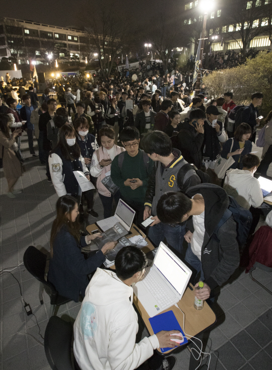 지난 4일 서울대에서 열린 전체 학생총회에서 투표를 마친 학생들이 총회장을 나서고 있다. /연합뉴스