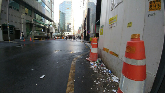 강남역 9번 출구 인근 골목에 담배꽁초들이 버려져 있다. /김우보기자