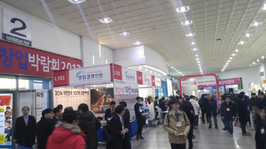 지난 2월 서울 학여울역 인근 세텍에서 열린 창업박람회에서 관람객들이 부스들을 둘러보고 있다. /사진=박해욱기자
