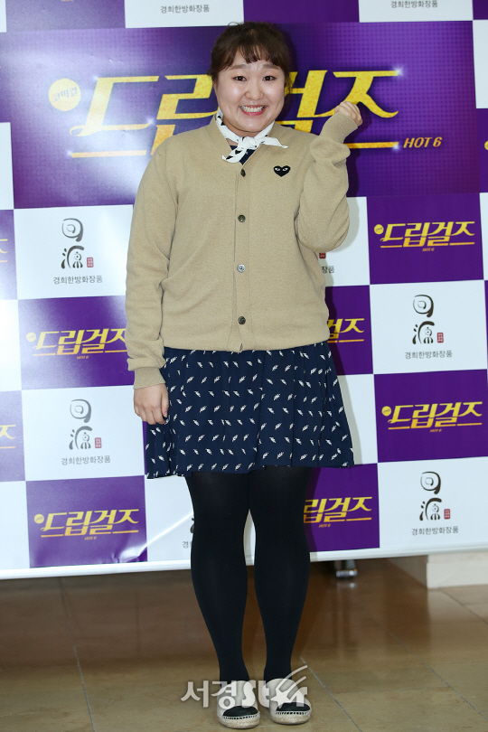 개그맨 이수지가 6일 오후 서울 대학로 유플렉스 1관에서 진행된 코믹컬 드립걸즈 HOT6 VIP 데이에서 포즈를 취하고 있다.