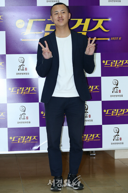배우 권영춘이 6일 오후 서울 대학로 유플렉스 1관에서 진행된 코믹컬 드립걸즈 HOT6 VIP 데이에서 포즈를 취하고 있다.