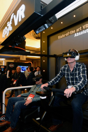 지난달 미국 라스베이거스에서 열린 ‘시네마콘’ 행사장 내 CJ CGV가 마련한 부스에서 관람객이 4DX 모션체어와 가상현실(VR) 바이크를 체험하고 있다. /사진제공=CJ CGV