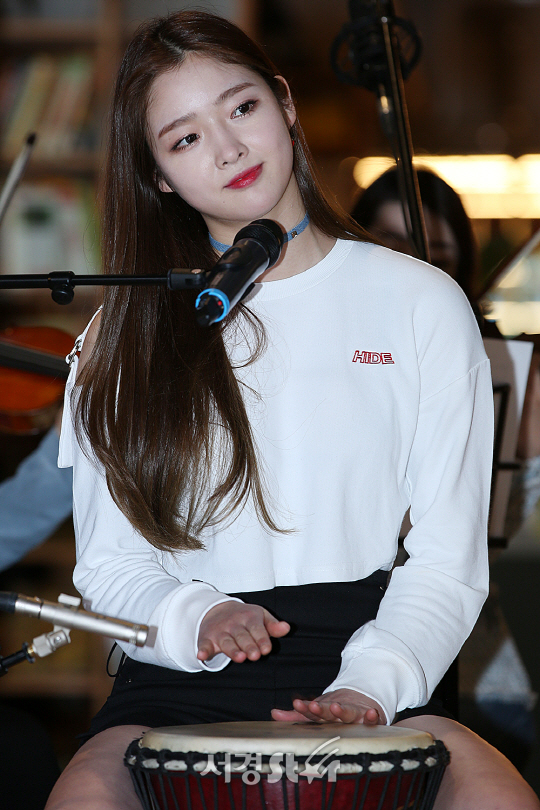 다이아 은진이 7일 오후 서울 용산구 블루스퀘어 북파크 아트파크갤러리에서 열린 청음회에서 노래를 부르고 있다.