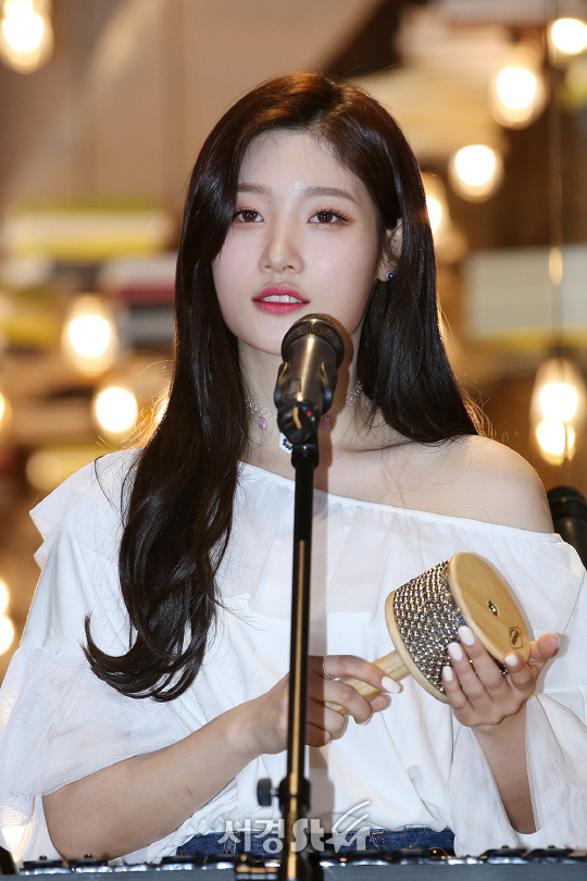 다이아 정채연이 7일 오후 서울 용산구 블루스퀘어 북파크 아트파크갤러리에서 열린 청음회에서 노래를 부르고 있다.