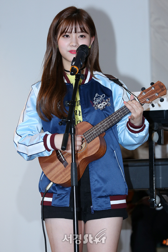 다이아 은채가 7일 오후 서울 용산구 블루스퀘어 북파크 아트파크갤러리에서 열린 청음회에서 노래를 부르고 있다.