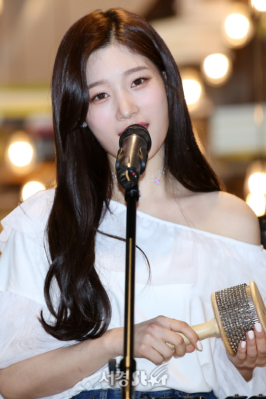 다이아 정채연이 7일 오후 서울 용산구 블루스퀘어 북파크 아트파크갤러리에서 열린 청음회에서 노래를 부르고 있다.