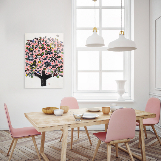 분홍색 의자와 어울리는 강석문의 ‘붉은 꽃나무’가 주방 분위기를 화사하게 바꾼 인테리어. /사진제공=서울옥션 프린트베이커리