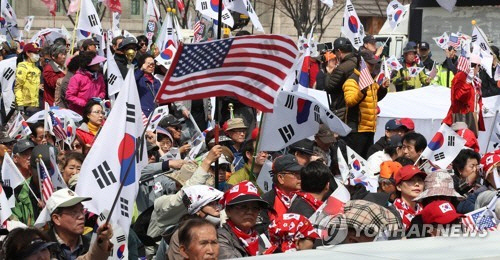 8일 서울 광화문에서 열린 태극기 집회에 참가한 시민들. /연합뉴스