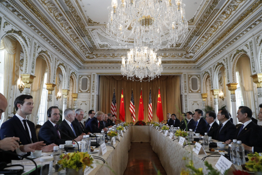 도널드 트럼프 미국 대통령(왼쪽 가운데)과 시진핑 중국 국가주석(오른쪽 가운데)이 7일(현지시간) 미국 플로리다주 팜비치의 마라라고 리조트에서 정상회담을 하고 있다. /팜비치=연합뉴스