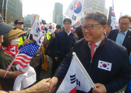 '태극기 대통령 후보로 나오나' 조원진 자유한국당 탈당