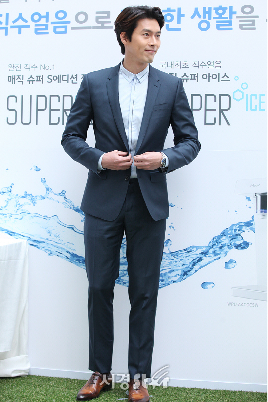 배우 현빈이 8일 오후 서울 마포구 서교동 메세나폴리스 광장에서 열린 한 생활가전 브랜드 신제품 정수기 론칭 행사에 참석해 포토타임을 갖고 있다.