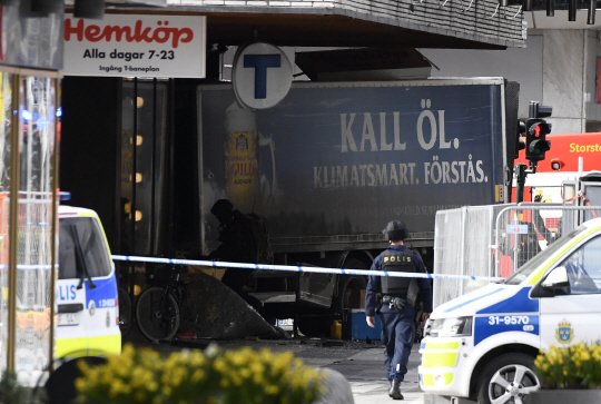 스웨덴 수도 스톡홀름 중심가에서 7일(현지시간) 트럭이 인도로 뛰어들어 고급 백화점을 들이받은 뒤 멈춰 서 있다. 이 자리에서 보행자 등 4명이 숨지고 15명이 다쳤다. /연합뉴스