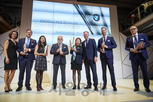 BMW 엑설런스인세일즈 시상식에서 이안 로버슨(오른쪽 셋째) BMW 세일즈·마케팅 총괄 사장이 베스트 BMW 7시리즈 딜러 1위에 오른 바바리안모터스 관계자들과 기념 촬영을 하고 있다./사진제공=BMW 코리아