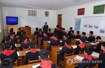 수업하는 북한 학생들의 모습 /연합뉴스