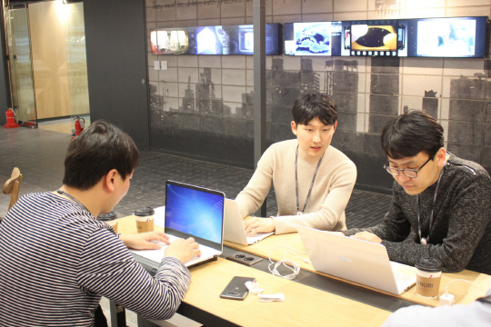 LG전자 한국영업본부 직원들이 서울 중구 후암동에 있는 ‘LG 서울역 빌딩’ 내 ‘현장 중심’의 영업직군 특성을 고려한 맞춤형 공간에서 업무를 하고 있다. /사진제공=LG전자