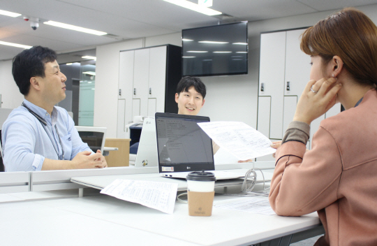 LG전자 한국영업본부 직원들이 서울 중구 후암동에 있는 ‘LG 서울역 빌딩’ 내 ‘현장 중심’의 영업직군 특성을 고려한 맞춤형 공간에서 업무를 하고 있다. /사진제공=LG전자