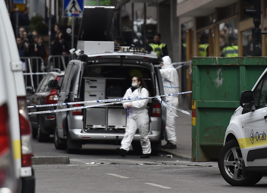 스웨덴 테러감식반이 트럭 테러가 발생한 백화점 주변을 살펴보고 있다. /스톡홀름=AFP연합뉴스