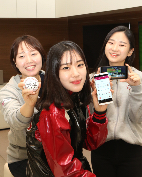 LG유플러스의 ‘프로야구 앱’ 개발에 참여한 여성 기획자 3인방이 야구공과 프로야구 앱 화면이 보이는 스마트폰을 들고 미소 짓고 있다. LG유플러스의 황교자(왼쪽부터)차장, 오경하 사원, 조은혜 사원. /사진제공=LG유플러스