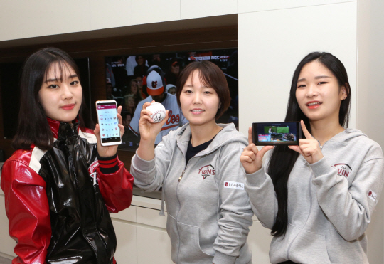 LG유플러스의 ‘프로야구 앱’ 개발에 참여한 여성 기획자 3인방이 야구공과 프로야구 앱 화면이 보이는 스마트폰을 들고 미소 짓고 있다. LG유플러스의 오경하(왼쪽부터) 사원, 황교자 차장, 조은혜 사원. /사진제공=LG유플러스