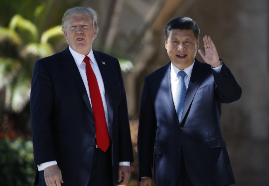 도널드 트럼프(왼쪽) 미국 대통령과 시진핑 중국 국가주석이 지난 7일(현지시간) 미국 플로리다주 팜비치의 마라라고 리조트에서 정상회담 후 카메라를 응시하고 있다. /팜비치=AP연합뉴스