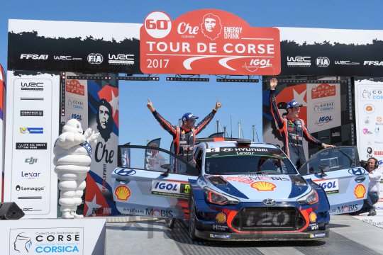현대모터스포츠팀의 티에리 누빌(Thierry Neuville)과 니콜라스 질술(Nicolas Gilsoul)이 2017 월드랠리챔피언십(WRC) 프랑스 랠리에서 1위를 차지한 후 환호하고 있다. /사진제공=현대차