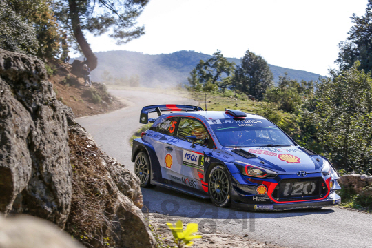 2017 월드랠리챔피언십(WRC) 프랑스 랠리에서 역주하고 있는 5호차 모습./사진제공=현대차