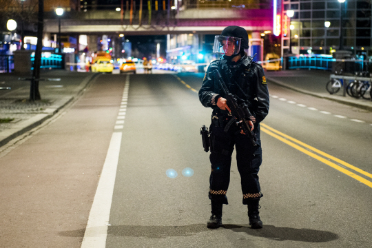 노르웨이 수도 오슬로의 한 지하철역에서 폭발물이 발견되자 현지 경찰이 주변을 경계하고 있다. /오슬로=EPA연합뉴스