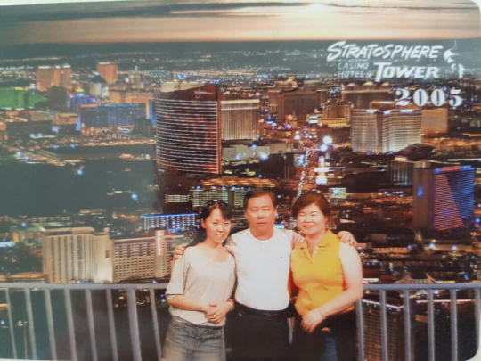 지난 2005년, 서 대표가 사업에 성공한 후 미국 라스베이거스에서 부모님과 함께 찍은 사진. 세 분의 미소에서 사랑과 애틋함, 행복이 묻어난다.