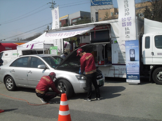 넥센타이어는 오는 14일부터 16일까지 고속도로 휴게소 4곳에서 봄 나들이 차량 타이어 무상 점검 캠페인을 벌인다./사진제공=넥센타이어