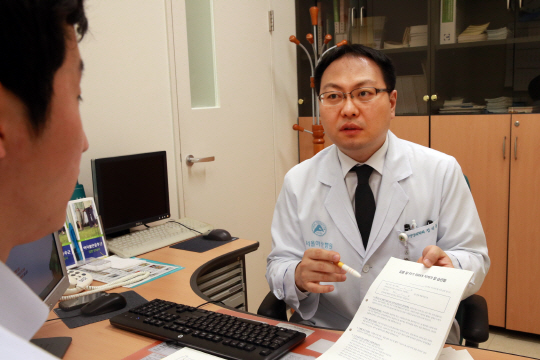 서울아산병원 암병원 삶의 질 향상 클리닉에서 암 환자의 수면장애 관련 진료를 보고 있다/제공=서울아산병원